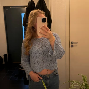 Stickad topp - Säljer den här fina stickade tröjan från only. Köpt här på plick men i bra skick och sitter super fint på men känner inte att jag får användning av den. Lite kortare i armarna men väldigt fint om man har armband🥰(bild 3 är lånad)