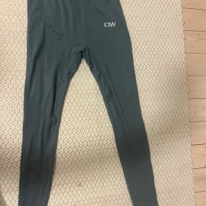 Träningsbyxor ICIW - Träningsbyxor i en snygg grön färg, säljes pga ingen användning 💓