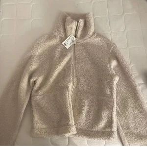 pilejacka h&m - Köptes iförrgår, prislapp kvar & helt oanvänd!!💞 Köpte en annan färg istället därför säljer jag!!