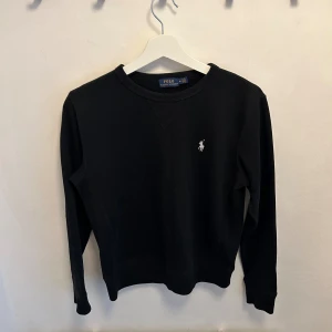 Ralph lauren sweatshirt - Svart Ralph lauren sweatshirt i väldigt bra skick. Tröjan är i storlek M men skulle säga att den passar S