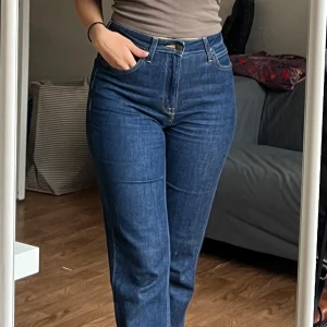 Lee Carol mörk blå - Fina mörkblå jeans som använts sällan. Inga fel på de. De inte är min style längre.  -Slim fit -Raka ben - Denim - 5 fickor - Mid waist - Ankellängd - 99% Bomull