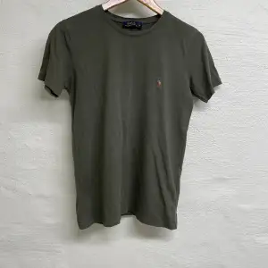 Polo Ralph Lauren t-shirt i storlek S.