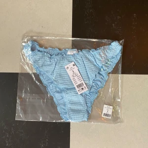 Bikini trosor - Inte ens öppnat förpackningen eftersom jag tydligt ser att dessa är för stora för mig. Storlek S men tydligt större och väldigt stretchigt material❣️