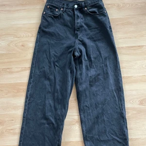 Weekday Jeans Astro - Säljer ett par svarta jeans då de inte kommer till användning. W 27 L 32. Nypris 600 kr. KOM MED PRISFÖRLAG