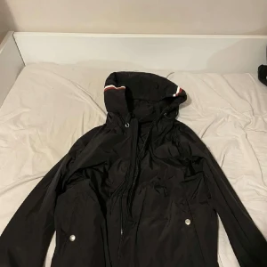 Moncler windbreaker  - Tjena har en Moncler windbreaker som jag säljer, den är nästan helt ny utan några skador, pris kan diskuteras 