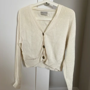 Vit kofta - Vit kofta från Urban Outfitters, superskönt nu till hösten🤍