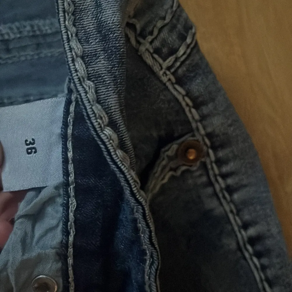 Helt oanvända och dom är ganska skinny storlek 36 jag är 167 och dom passar mig i längden  . Jeans & Byxor.