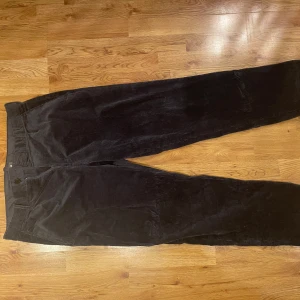 H&M manchester byxor - Mörkblåa Manchester byxor från H&M säljer. Sparsamt använda