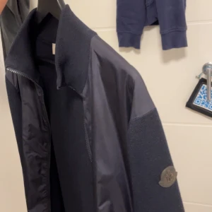 Moncler cardigan - Storlek M skicket är 7-8/10 Hör av er vid eventuella frågor 