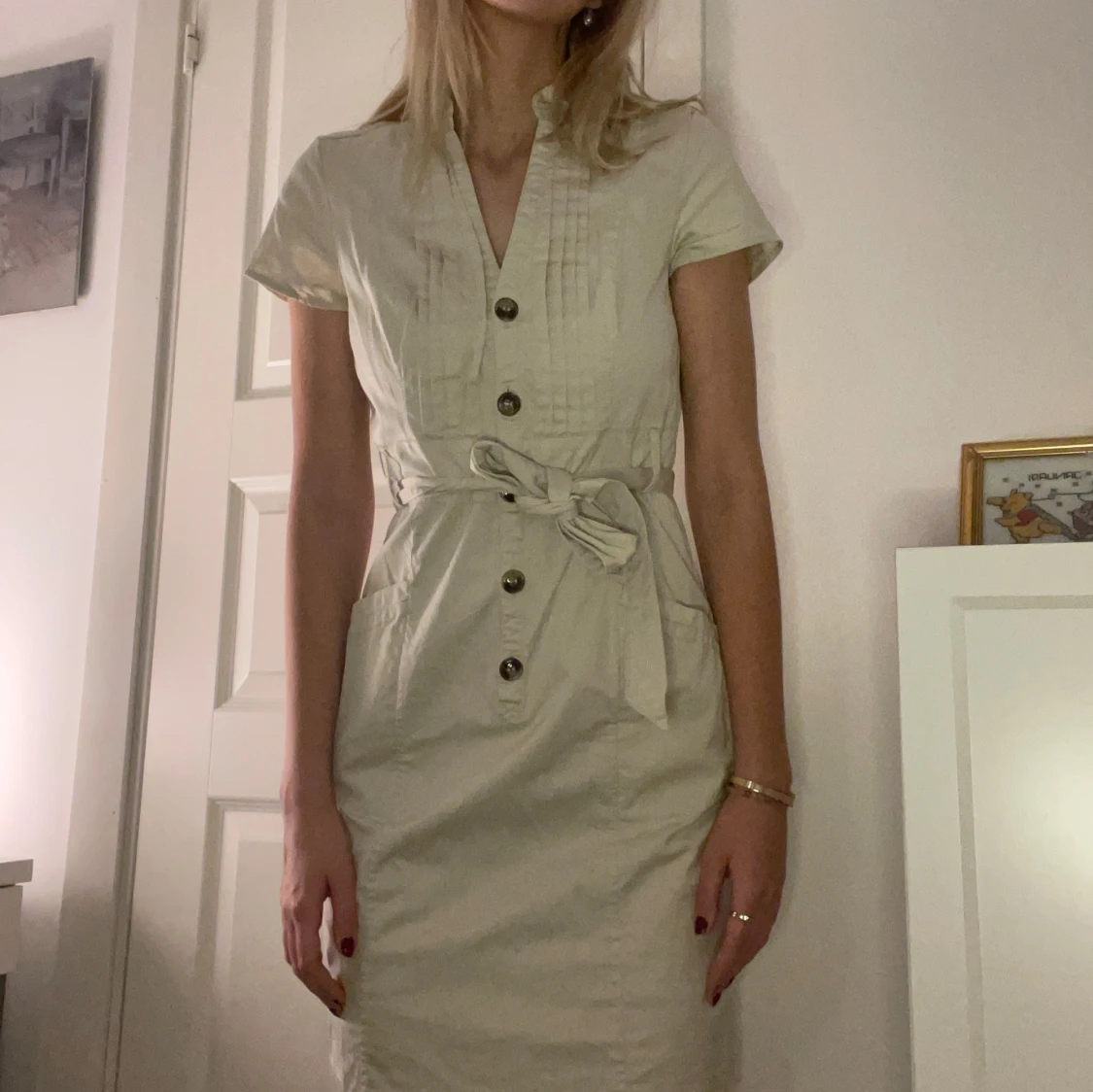 Klassisk söt beige klänning figursydd