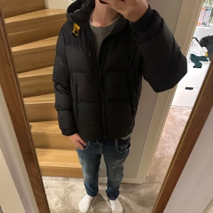 Parajumpers dunjacka  - Jag säljer denna svin snygga parajumpers jackan som är perfekt till vintern!🙌 Jackan är i nyskick med inga defekter.  Nypris ligger på 8000kr. Den är i storlek Y-M som passar 162-170cm. Jag svarar gärna på frågor eller funderingar kring jackan!🙌🤩 