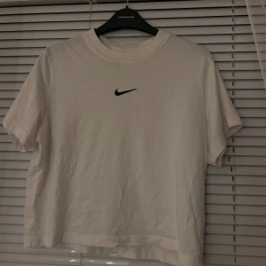 Nike t-shirt  - En cool T-shirt som är för liten. Köpt på Stadium säljer för 280kr + du står för frakten. Pris kan såklart alltid diskuteras 💖