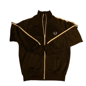 Fred perry jacka/tröja - Skick 7/10 👕storlek S✅funkar till allting inne/ute varmt/kallt 🤩som en jacka och tröja i samma😁 pris:299 kan gå ner i pris vid snabb affär🙌🏽Fraktas inom 48h🚚 skriv vid minsta fundering svarar snabbt!