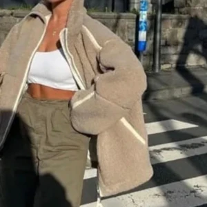 Teddypile jacka från AMOISE  - Beige/brun teddypilejacka, helt ny och oanvänd. Strl S