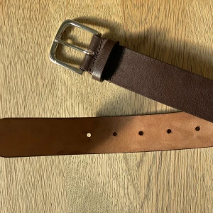 Skärp Filippa K - Få tecken på användning, enda som syns lite är vi hålen där spännet täcker.   Strl M  Chokladbrunt läder