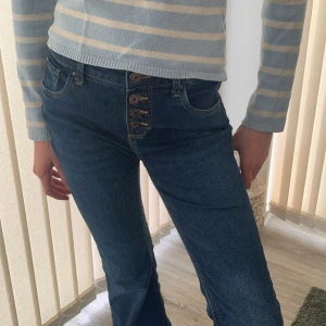 C&A flare jeans  - 158cm, från C&A , köpt för 200kr säljer för 100kr💕, fint skick , använt fåtal gånger , Stockholmsstil, skriv privat vid intresse kan ge mått !!🥰