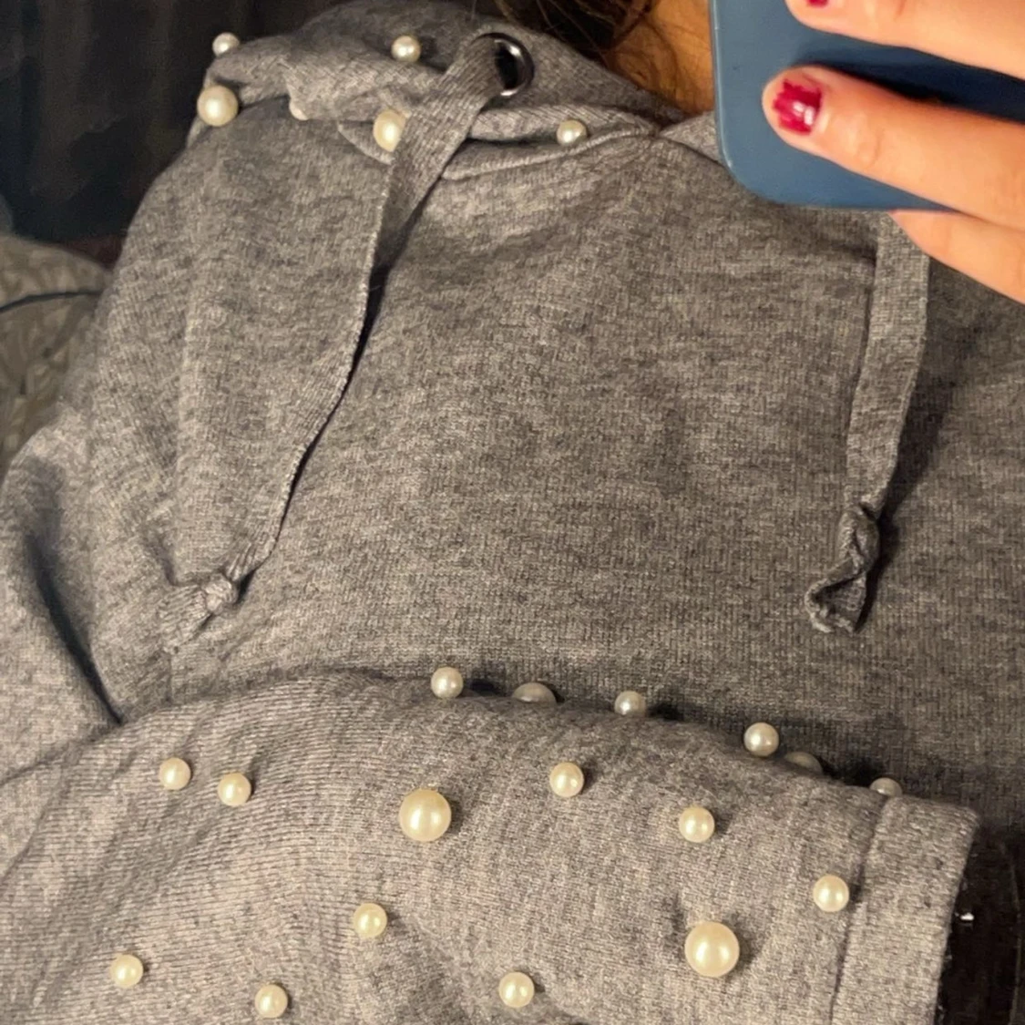 Mysig hoodie med pärlor  - 90