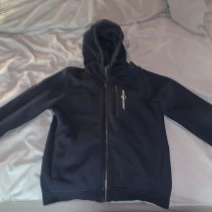 Sail Racing Zip Hoodie - Köpt för: 950kr, bra skick, pris kan diskuteras👇🏿