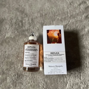 Parfym från Maison Margiela - Säljer en elegant parfym från Maison Margiela. Väldigt unik och unisex doft. Nypris 1300 tveka inte att skriva vid frågor eller intresse 🙂 uppskattas 90ml kvar