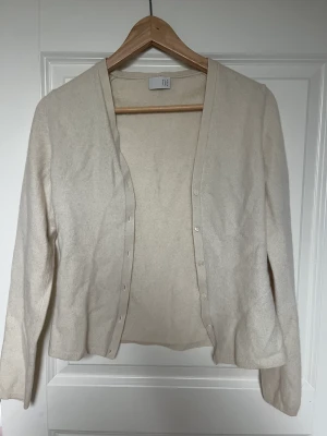 Kashmir kofta - Köpt på vinted men aldrig använd efter det. Står ej storlek på tröjan men skulle säga att den passar XS och neråt