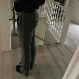 Juicy couture byxor  - Mörkgröna. Supersköna och använda 2-3 gånger. Storlek xs men passar mig som har s/m då dem är väldigt stretchiga💗
