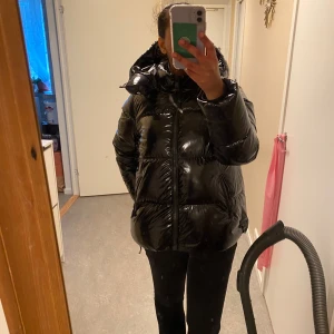 Tommy hilfiger jacka  - Säljer denna tommhilfiger jackan som jag köpte i januari. Nypriset på jackan är 3000 och de säljer inte den här längre. 