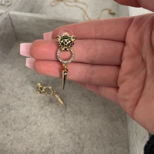 leopard örhängen  - säljer dessa leopard örhängena! 1 par, aldrig använda och helt nya!!