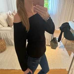 Off shoulder stickad tröja  - Säljer denna off sholder stickad tröjan. Köpte den när jag var i väg, säljer den för 150. Skriv för funderingar❤️