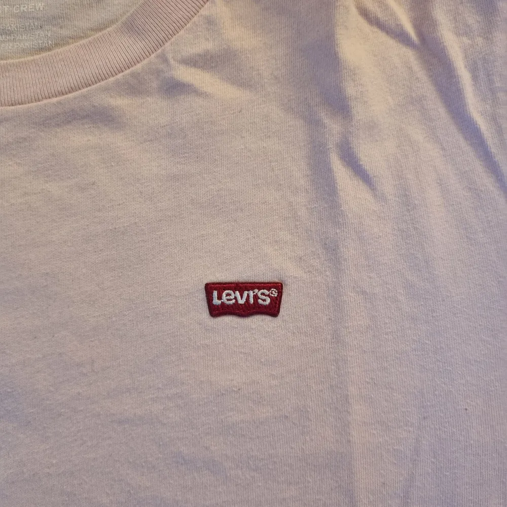 Fin rosa levis t-shirt Jättefint skick . T-shirts.