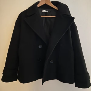 Kappa design by si strl. XS/S - En kappa från det danska märket design by si. Använd fåtal gånger, mycket bra skick! Nypris: 750kr. Säljer pga köpte en större storlek denna hösten. Köparen står för frakten. 