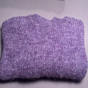 Stickad tröja  - Stickad tröja i gott skick storlek M Köparen betalar frakten s