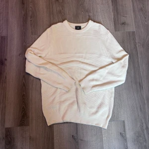 Stickad tröja - n skön och tung stickad tröja från H&M som knappt varit använd. Säljes för den alltid varit lite för stor på mig. Inga defekter. Stor i storleken, skulle påstår att denna sitter som en XL  Kontakta mig om du vill ha mått 📐