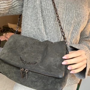 Zadig väska - En Zadig väska köpt för typ två-tre år sen som jag inte använder längre. Den säljs inte längre och har coolt leopardprint. Kedjorna har tappat lite färg men man tänker knappt på det❣️det tillkommer ett långt band också. Köptes i butiken för 4600