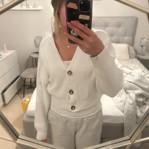 Vit Stickad kofta ifrån Monki - Säljer denna jätte söta vita stickade kofta ifrån monki i storlek XXS, den är i väldigt fint skick🥰 den passar även större storlekar