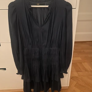 Maje klänning!!! - Säljer min älskade Maje klänning då den inte längre kommer till användning!!❣️