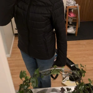 Jacka  - Fin jacka några hål inuti jackan men inget som syns och det finns ju nål och tråd🌸