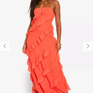 chiffong klänning - Säljer min helt oanvända klänning från bohoo då den tyvärr inte passade mig💗 Nypris: 450kr, skriv för egna bilder/ frågor💗