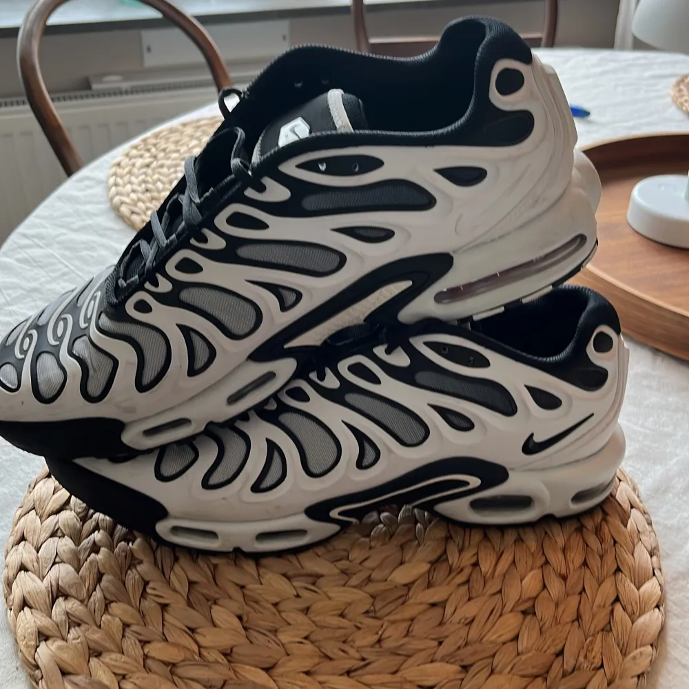 Nike air Max Plus drift storlek 48,5 andvänt i gott skick  lite smuts här och där som går att tvätta bort men inga skador är slitningar på skorna. Nypris 2499.. Skor.