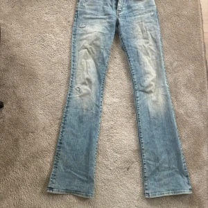 Odd molly jeans  bot -cut - Super snygga lågmidjade stretch jeans med slintningr som är förstärkta på baksidan så de inte spricker upp. Storlek 27
