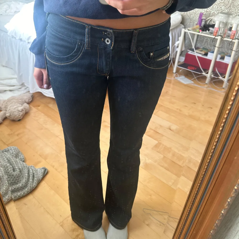 Så fina diesel jeans. Lågmidjade och utsvängda. Aldrig använda, storlek 29/32 men sitter som storlek S. . Jeans & Byxor.