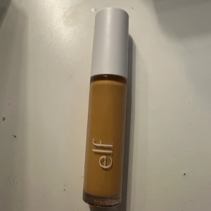 Elf concealer  - Endast testade på hud.  Köpte fel färg Tan sand