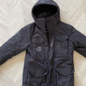 Sail Racing Glacier Bay Parka jacka - Köptes för ett år sedan men har bara använts ett par gånger. Jackan är i ny skick och har inga spår av användning. Storleken är XS men passar vissa i storlek S, Pris kan diskuteras.