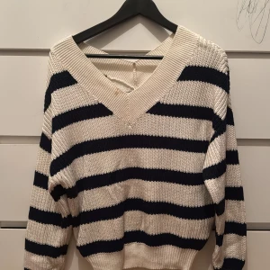 stickad tröja  - söt stickad tröja från amisu, storlek M men passar också S