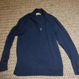 1/4 zip  - Säljer denna då den är för liten. 9/10 skick använd fåtal gånger