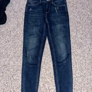 Blåa Jeans - Zara - Bra skick. Normal i storleken. 