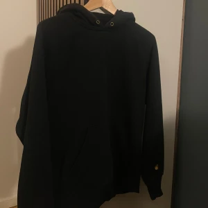 Carhartt hoodie - Snygg carhartt hoodie i fint skicka förutom lite slitningar i cuffen på armen, syns på bild 4.