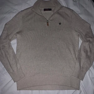 Stickad Morris tröja  - Hej! Säljer nu en riktigt fet Morris tröja. Det är en beige stickad Morris tröja. Den är som ny jag har använt den Max två gånger så den e som ny. Den passar mej perfekt i storleken. Nypris 1799kr mitt pris 999kr 