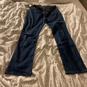 RETRO JEANS (2002) - Ett par gamla retrojeans. Flowerpower modell från 2002.  OBS: bälte ingår ej! 