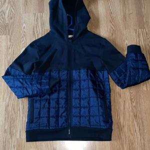 Cardigan  - Säljer nu min cardigan som är perfekt för hösten. Säljer den pga att den har blivit för liten.  Den är knappt använd så skick 8,5/10  Hör av er vid fler frågor eller funderingar. 