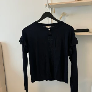 Supersöt kofta - Säljer denna supersöta koftan som är använd ca 2 gånger och är i väldigt bra skick!! Hör av dig vid frågor eller fler bilder⭐️⭐️